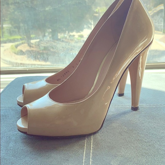 Stuart Weitzman nude peep toe pumps. Size 38.5 - Picture 1 of 7